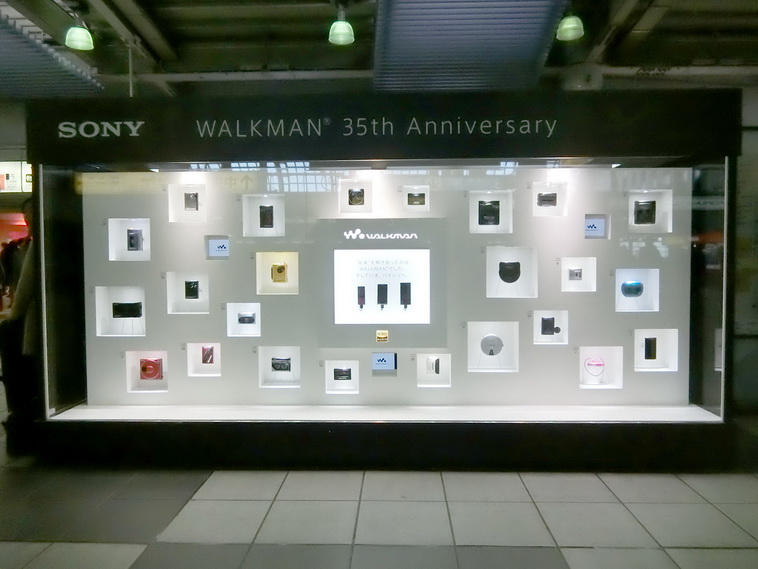 ソニー、JR品川駅でウォークマン35周年記念展示。初代含む歴代27機種が一同に - Engadget Japanese